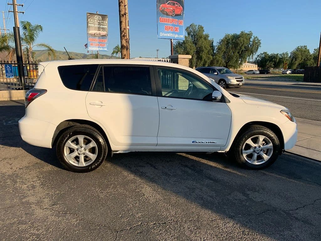 2014 Toyota RAV4 photo 1