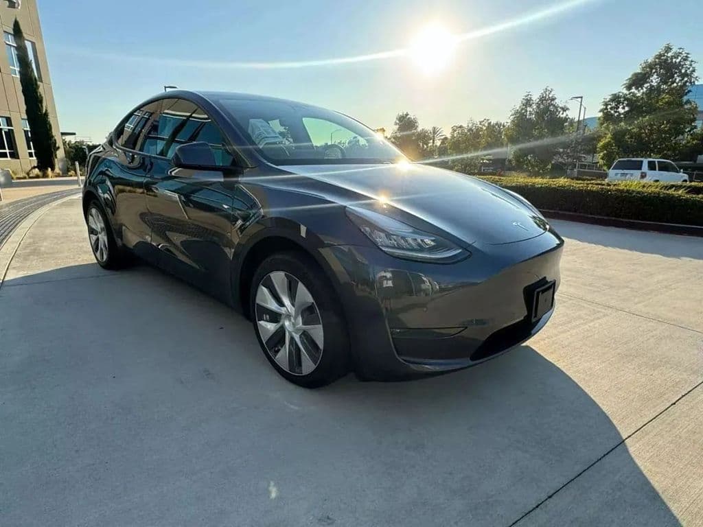 2024 Tesla Model Y photo 1