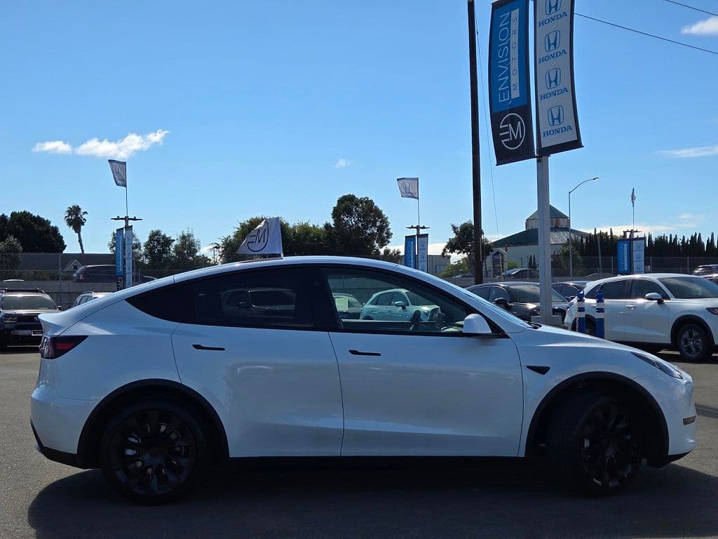 2025 Tesla Model Y photo 1