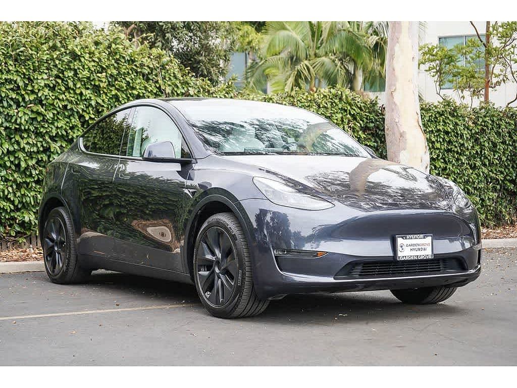 2025 Tesla Model Y photo 1