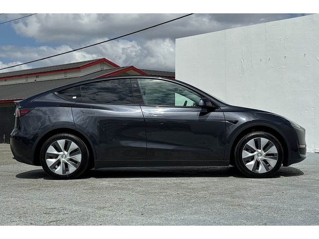 2024 Tesla Model Y photo 1