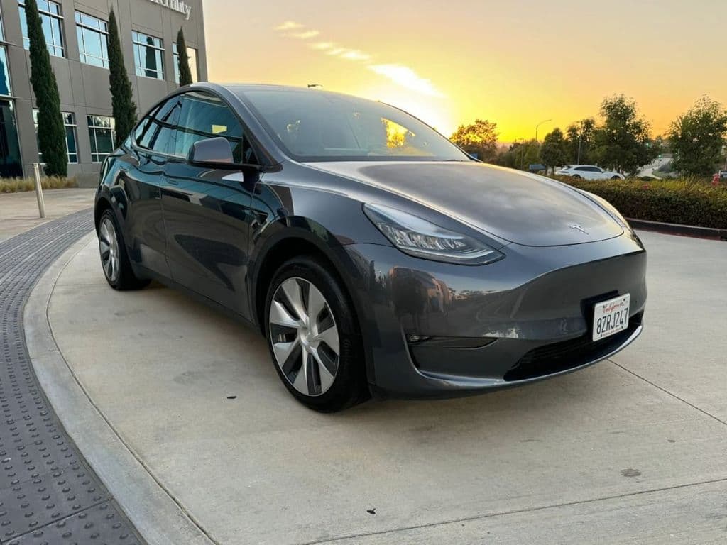 2024 Tesla Model Y photo 1