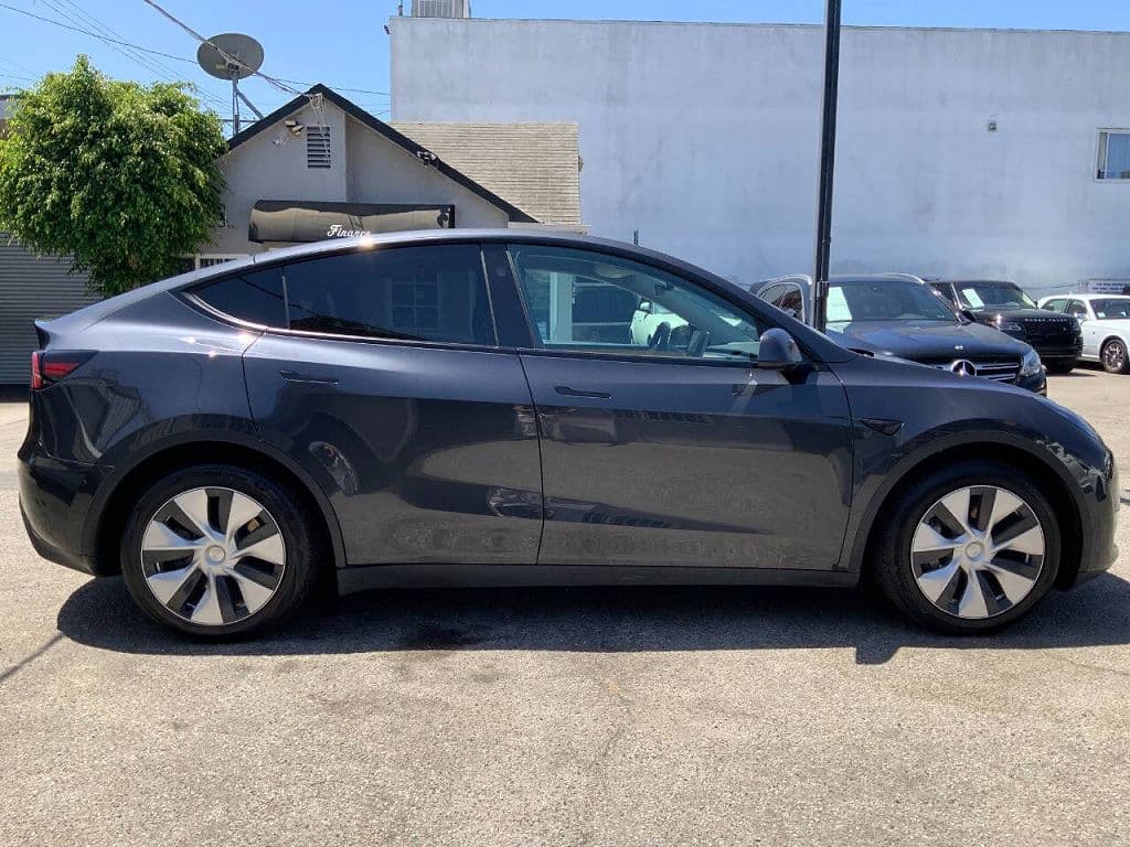 2024 Tesla Model Y photo 1