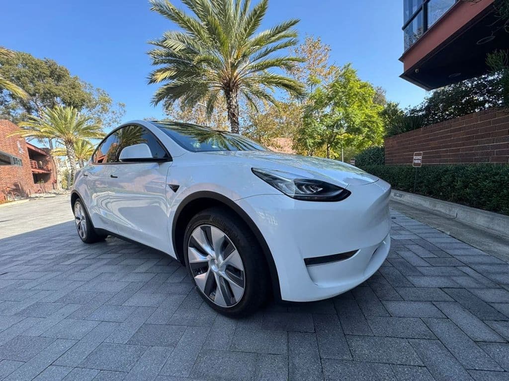 2024 Tesla Model Y photo 1