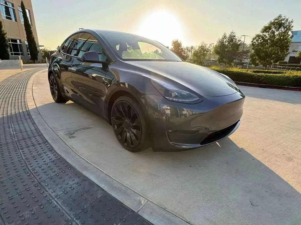 2024 Tesla Model Y photo 1