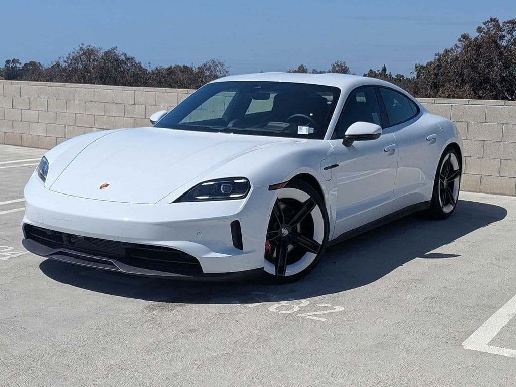 2025 Porsche Taycan photo 1