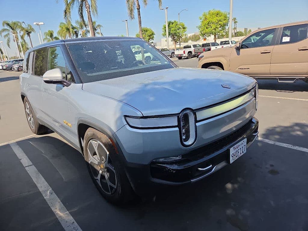 2023 Rivian R1S photo 1