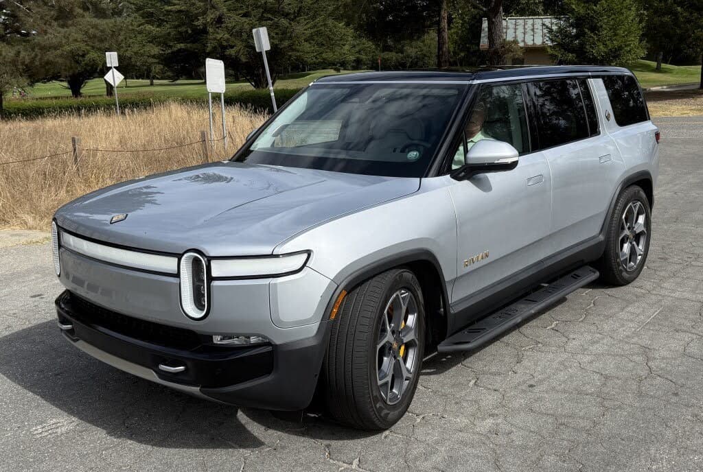 2023 Rivian R1S photo 1