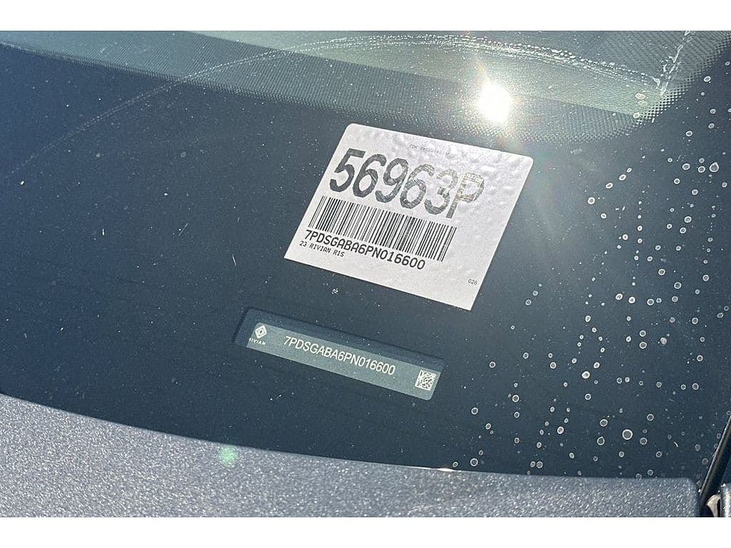 2023 Rivian R1S photo 1