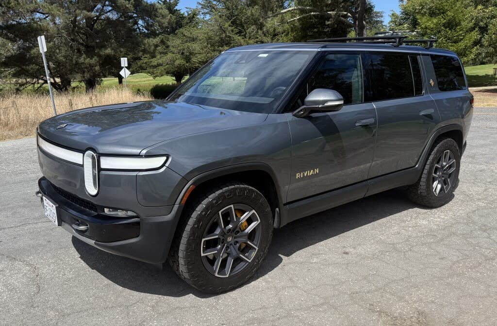 2023 Rivian R1S photo 1