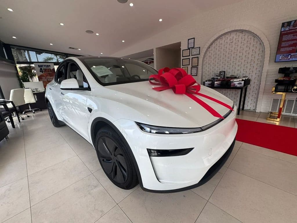 2026 Tesla Model Y photo 1