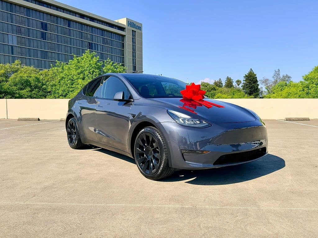 2023 Tesla Model Y photo 1