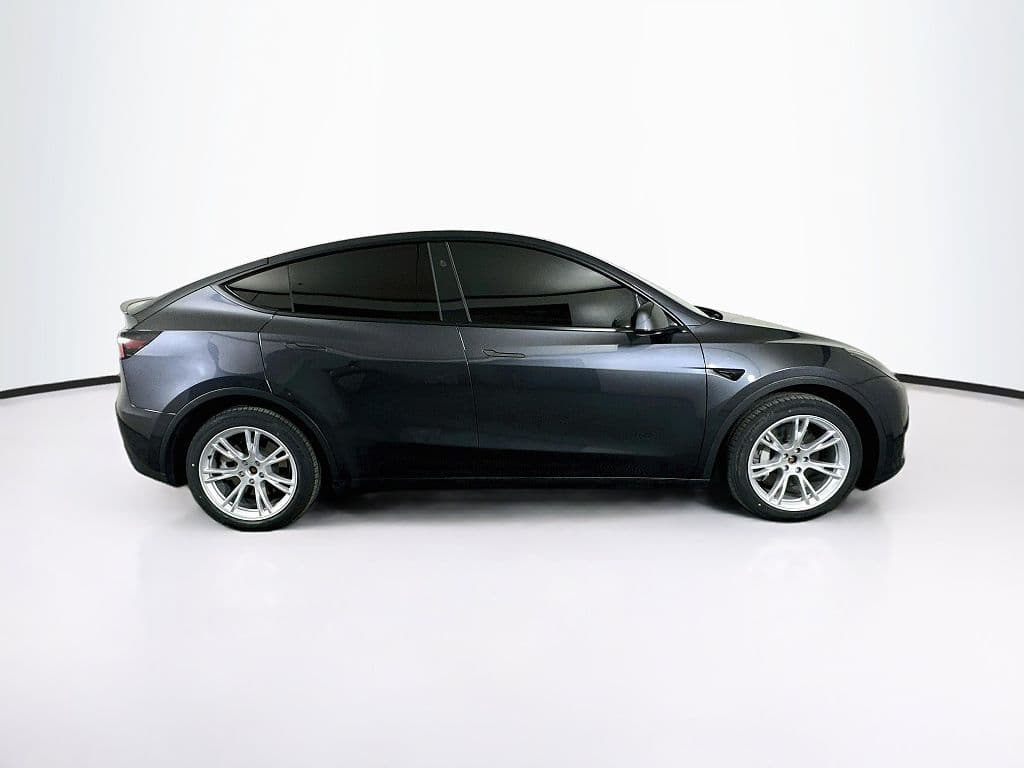 2024 Tesla Model Y photo 1