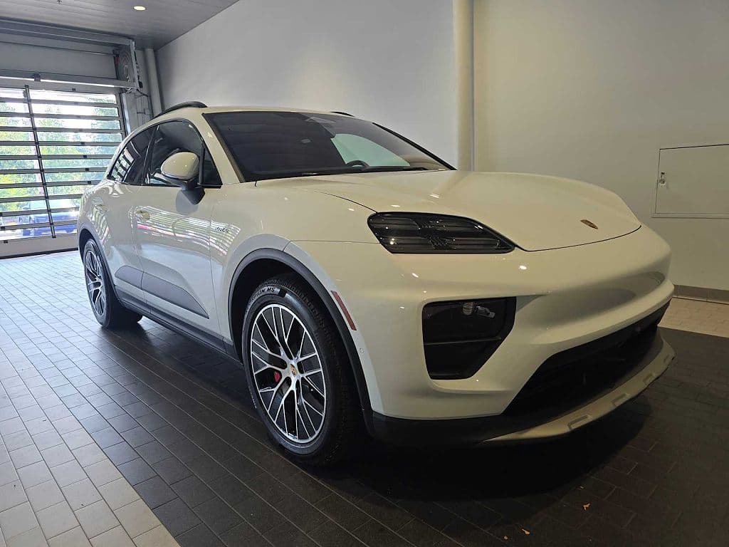 2025 Porsche Macan photo 1